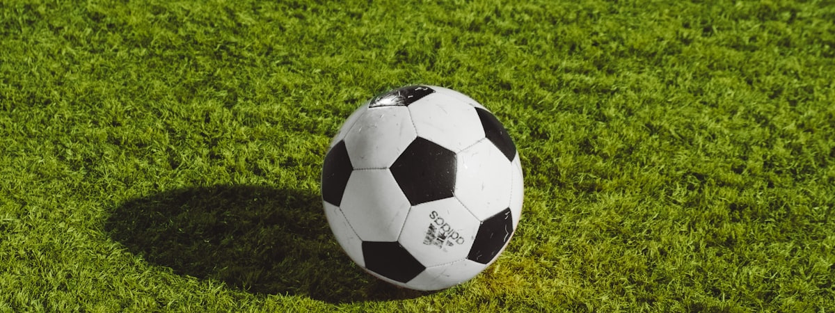 高清体育直播技术示意图，展示服务器、网络节点与用户设备之间的数据传输流程